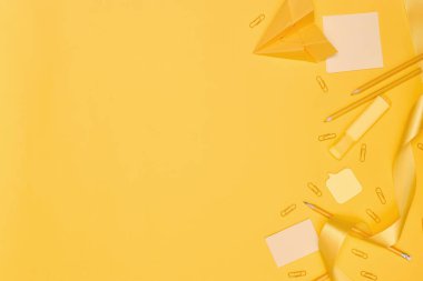 Minimalizm, okula dönüş konsepti sarı arka planda sarı okul malzemeleri, düz kopya alanı