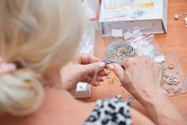 Stare kobiety ręce naprawy biżuterii, widok z tyłu Obrazek Stockowy
