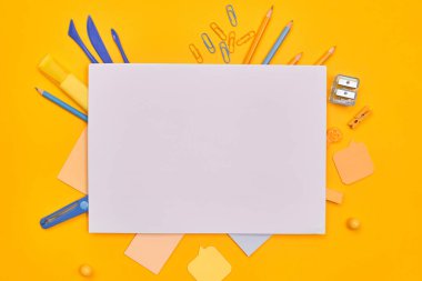 Sarı zemin üzerinde minimalizm beyaz sayfa kırtasiyesi. MOCKUP, okul, üniversite, düz tabaka, kopyalama alanı bir