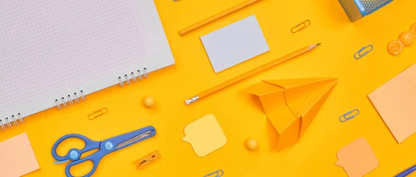 Sarı arka plan okulu, üniversite, düz tabaka bir üzerine sarı-mavi kırtasiye.