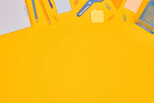 Минимализм желто-синие канцелярские принадлежности на желтом фоне школы, университет, плоский слой, копировать пространство один — стоковое фото