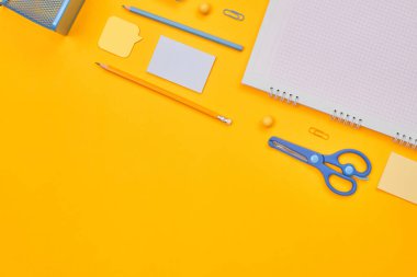 Sarı arkaplan okulu, üniversite, düz tabaka, kopya alanı bir üzerine minimalizm sarı-mavi kırtasiye