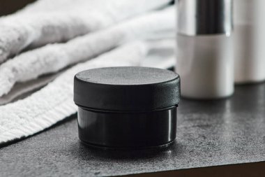 Siyah masalı saç jölesi üzerine kozmetik siyah kavanoz, banyo .mocap, kapat, yatay oryantasyonu kopyala