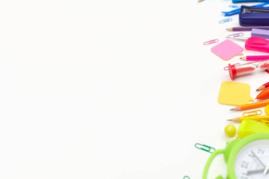 Okula geri dönmek, çok renkli okul malzemeleri, gökkuşağı beyaz telif alanı