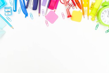 Okula geri dönmek, çok renkli okul malzemeleri, gökkuşağı beyaz, düz, telif alanı