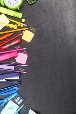 Okula dönüş afişi, çok renkli okul gereçleri, okul panosunda gökkuşağı, düz döşeme, telif alanı