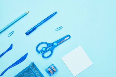 Mavi arkaplan okulu, üniversite, düz katman, telif alanı üzerine minimalizm mavi kırtasiyesi