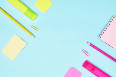 Minimalizm sarı ve pembe kırtasiye mavi arka plan okulu, üniversite, düz katman, kopyalanma alanı