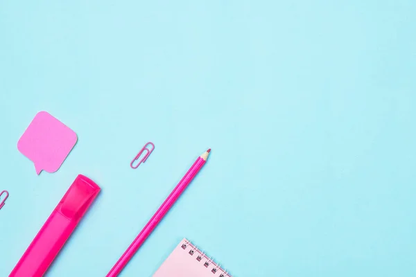 Mavi arka plan okulunda minimalizm pembe kırtasiyesi, üniversite, düz katman, telif alanı