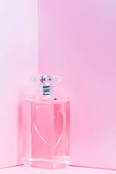 Frasco de perfume rosa no espaço de cópia de fundo rosa. bot view, orientação vertical — Fotografia de Stock