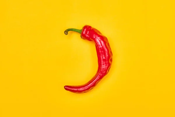 Κόκκινη καυτερή πιπεριά σε κίτρινο φόντο — Φωτογραφία Αρχείου
