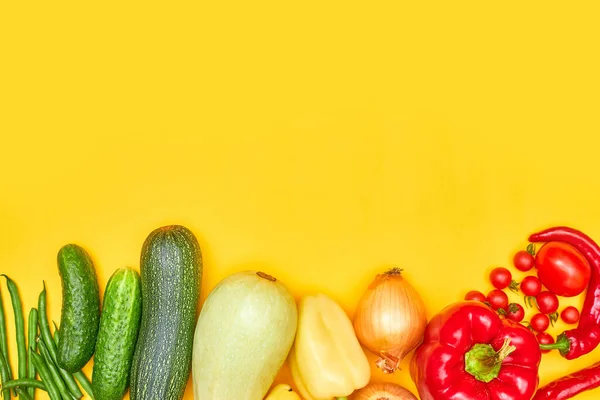 Sarı arkaplanda sebzeler, kopyalama alanı