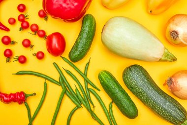 Sarı arka planda sebzeler, yassı bir.