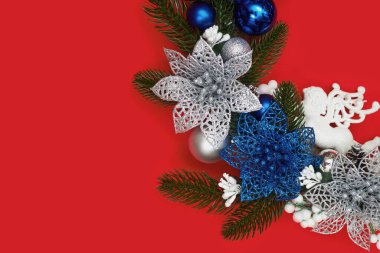 Kırmızı arkaplanda Noel çelengi, düz çizgi, kopyalama alanı