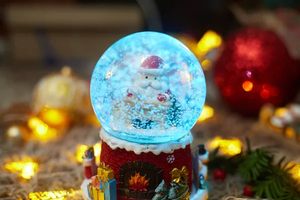 Рождественский бал со снегом и Санта-Клаусом и игрушками, боке, плоский, копировальное пространство — стоковое фото