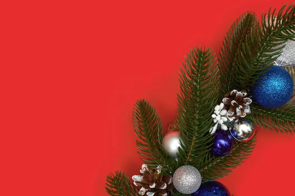 Kerstkrans op een rode achtergrond, flatley, kopieerruimte — Stockfoto