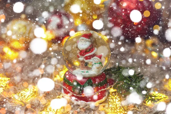Ansichtkaart, kerstbal met sneeuw en kerstman en speelgoed, bokeh, flatley, kopieerruimte — Stockfoto