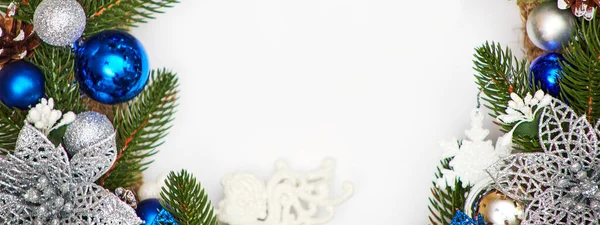 Couronne de Noël sur fond blanc, flatley, espace de copie — Photo