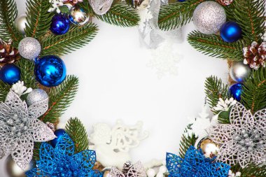 Beyaz arkaplanda noel çelengi, düz, kopyalama alanı