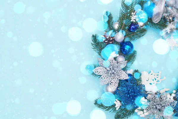 Couronne de Noël sur fond bleu, flatley, espace de copie — Photo