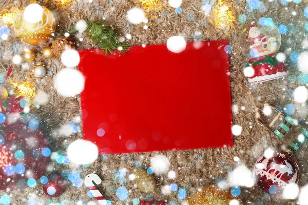 Cartão postal, quadro de Natal e brinquedos com folha vermelha, bokeh, flatley, espaço de cópia — Fotografia de Stock