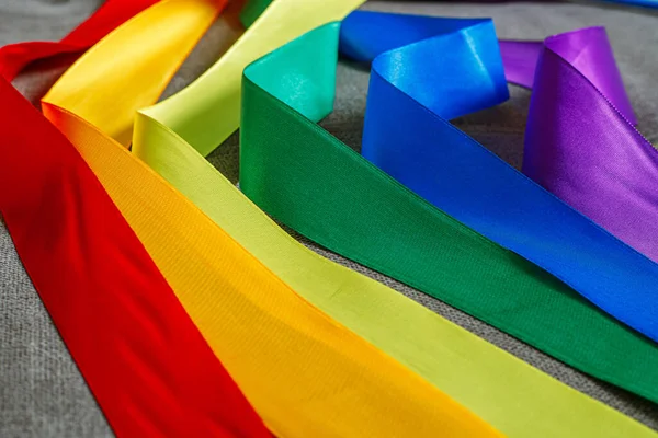 Band i regnbåge lgbt flagga färg med hjälp av hur man firar gay, gay, lesbisk och koncept — Stockfoto