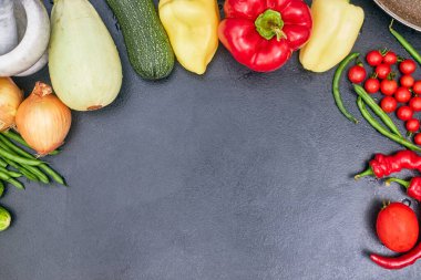 Sebzeler siyah masada, MOCKUP, kopyalama alanı bir