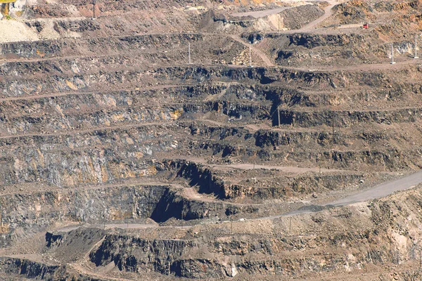 Une carrière de minerai de fer, une route de relief en terrasses, l'industrie minière. Matériel de mines et de carrières. — Photo