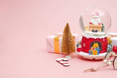 Noel kompozisyonu, pastel pembe arka plan hediyeleri, kopyalanma alanı