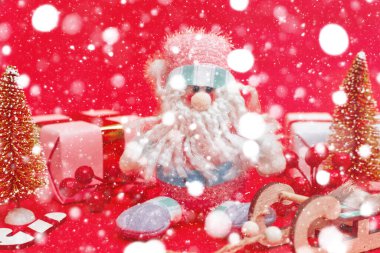 Noel kompozisyonu, kırmızı arka planda hediyeler, telif alanı