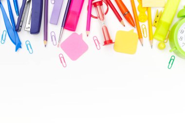 Okula geri dönmek, çok renkli okul malzemeleri, gökkuşağı beyaz, düz, telif alanı