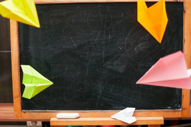 Okul konsepti, renkli kağıt uçaklar okul yönetim kurulunun, üniversitenin, kopyalama alanının yakınında uçuyor.