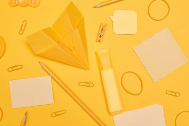 Minimalizm, okula dönüş konsepti sarı arka planda sarı okul malzemeleri, düz yatış