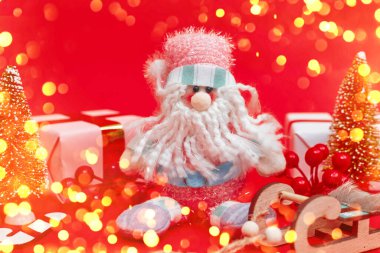 Noel kompozisyonu, kırmızı arka planda hediyeler, telif alanı