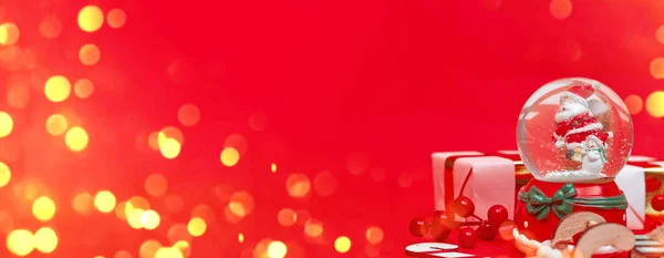 Banner, Kerstcompositie, geschenken op rode achtergrond, copyspace — Stockfoto