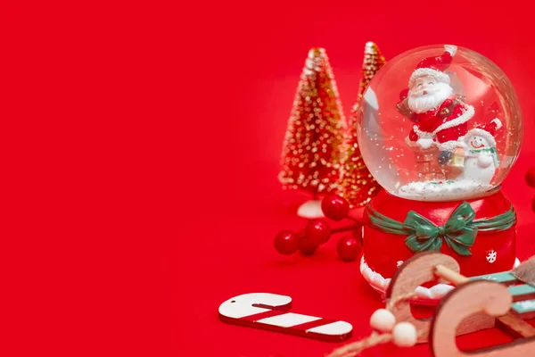 Kerstcompositie, geschenken op rode achtergrond, copyspace — Stockfoto