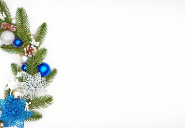 Beyaz arkaplanda noel çelengi, düz, kopyalama alanı