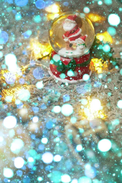 Pocztówka, świąteczna piłka ze śniegiem i Świętym Mikołajem i zabawkami, bokeh, flatley, przestrzeń do kopiowania — Zdjęcie stockowe