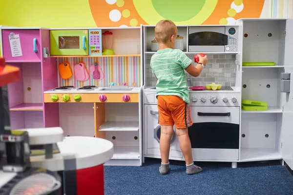 Mały chłopiec bawi się w kuchni dla dzieci jeden — Zdjęcie stockowe