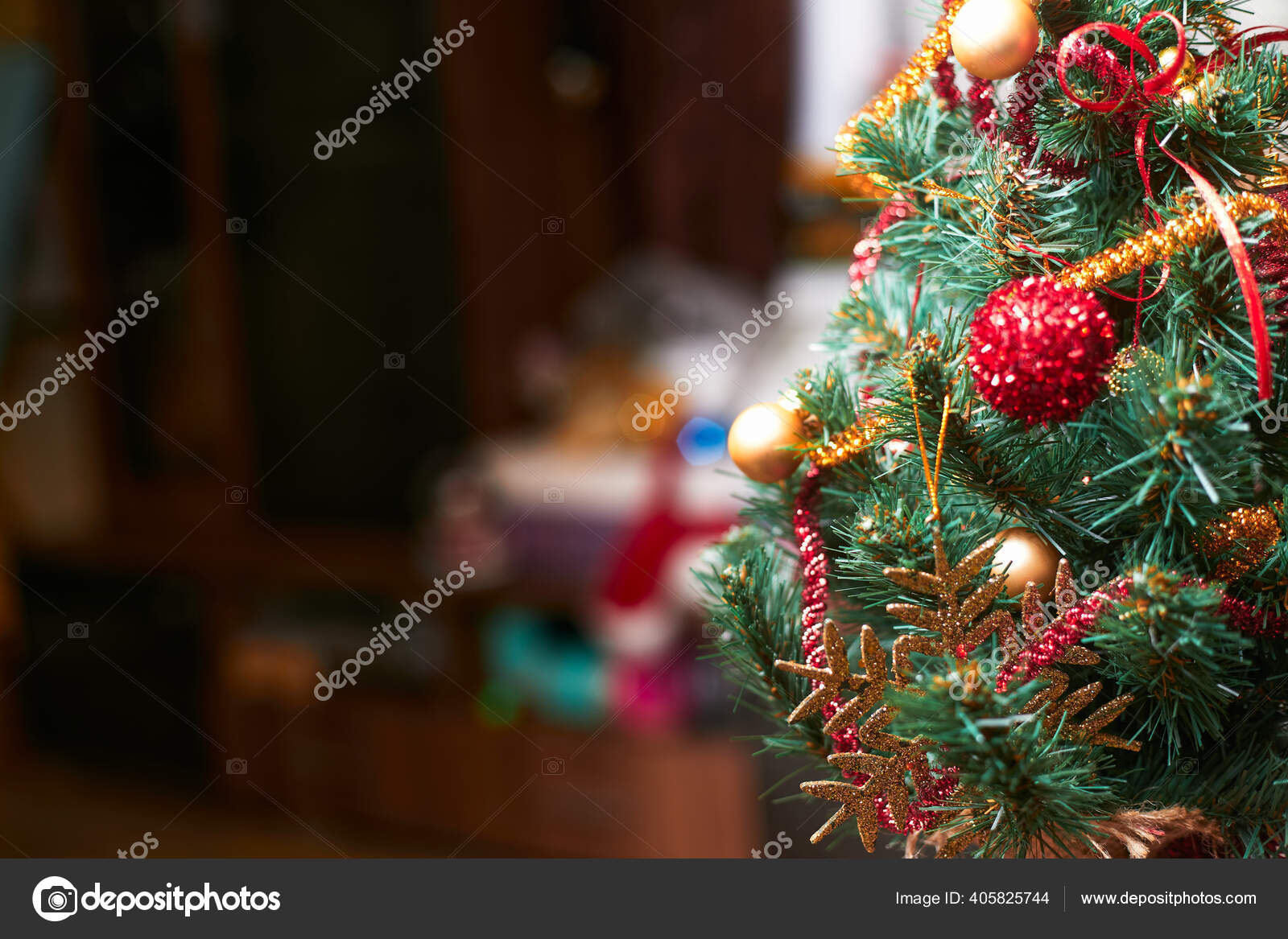 圣诞背景，平坦的圣诞树，彩色空间——图库图片© duhaas #405825744, image size:1600x1167