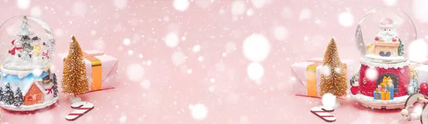 Banner, composição de Natal, presentes no fundo rosa pastel, copyspace — Fotografia de Stock