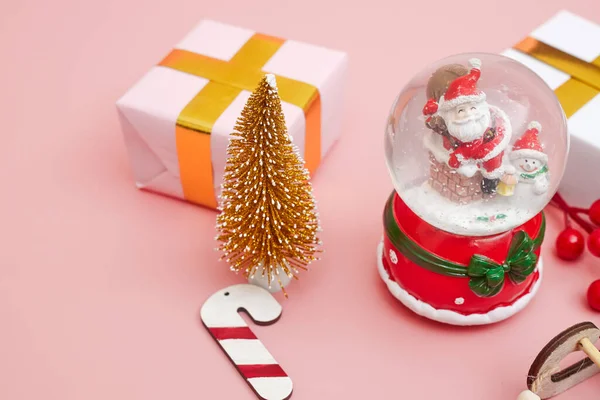 Vánoční kompozice, dárky na pastelové růžové pozadí, copyspace — Stock fotografie