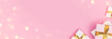 Pembe arka planda bayrak hediyeleri, telif alanı, düzen