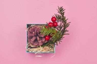 Pembe zemin üzerine Noel süslemesi tecrit, telif alanı, düzen