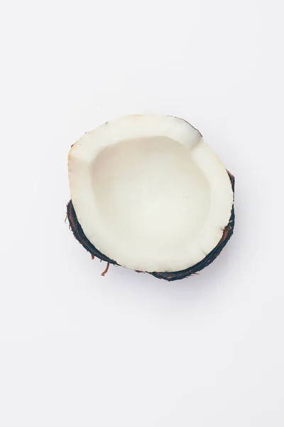 Kawałek orzechów kokosowych na białym tle izolat, przestrzeń kopiowania, flatley — Zdjęcie stockowe