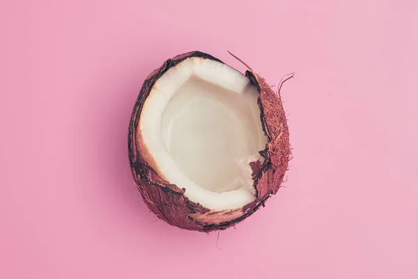 Kokosnuss gebrochen auf rosa Hintergrund isolieren, Kopierraum, Layout — Stockfoto