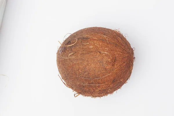 Kokosnüsse auf weißem Hintergrund isolieren, kopieren Raum, flach — Stockfoto