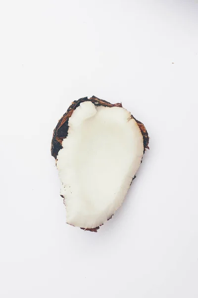 Pedaço de cocos no fundo branco isolado, espaço de cópia, flatley — Fotografia de Stock