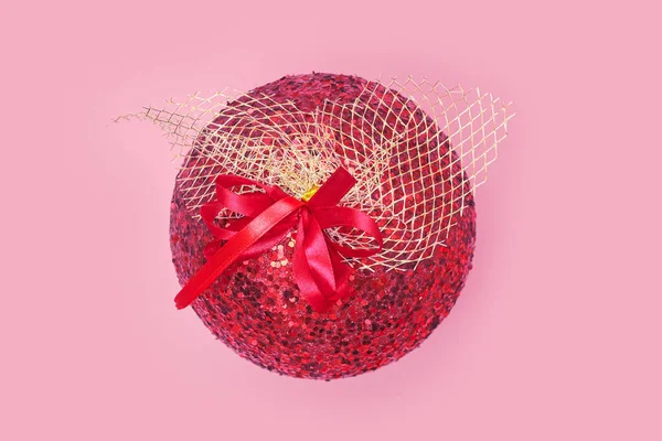Bola de Navidad sobre fondo rosa aislado, copyspace, diseño — Foto de Stock