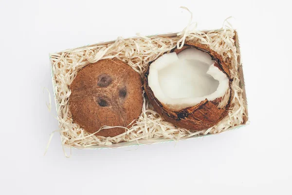 Kokosnüsse in einer Schachtel auf weißem Hintergrund isolieren, kopieren Raum, flach — Stockfoto